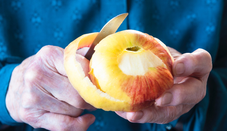 Entstehung von Knochenabbau: Osteoporose-Betroffener fällt Apfel schälen schwer